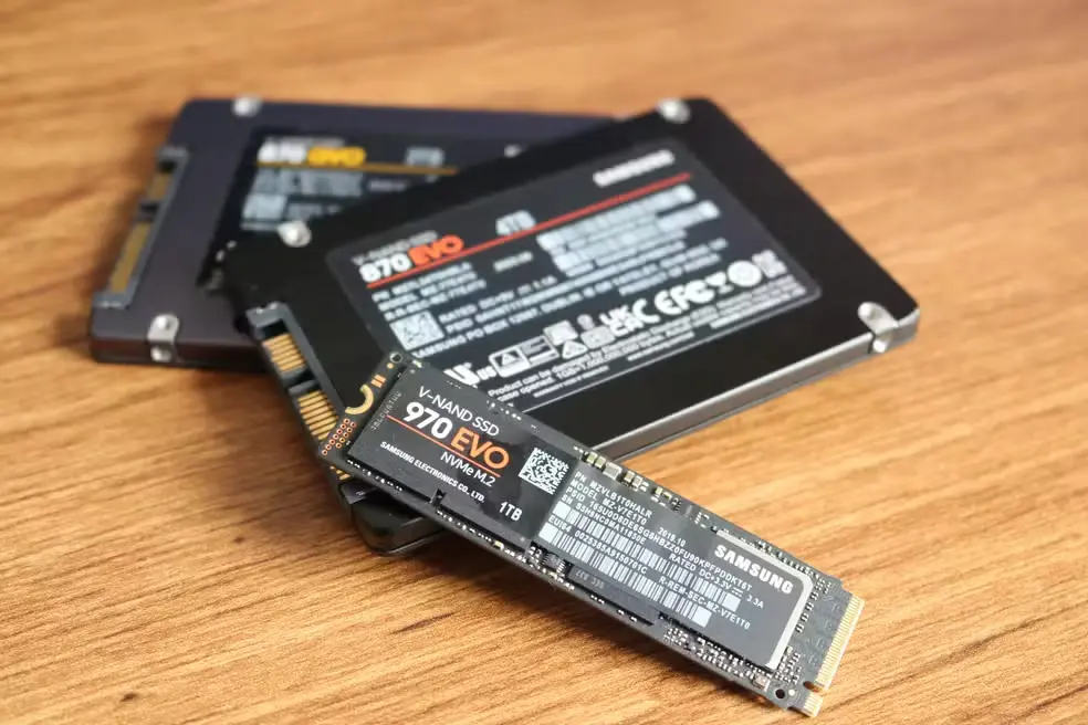 Quatro unidades SSD M.2 (2280) juntos em uma mesa.
