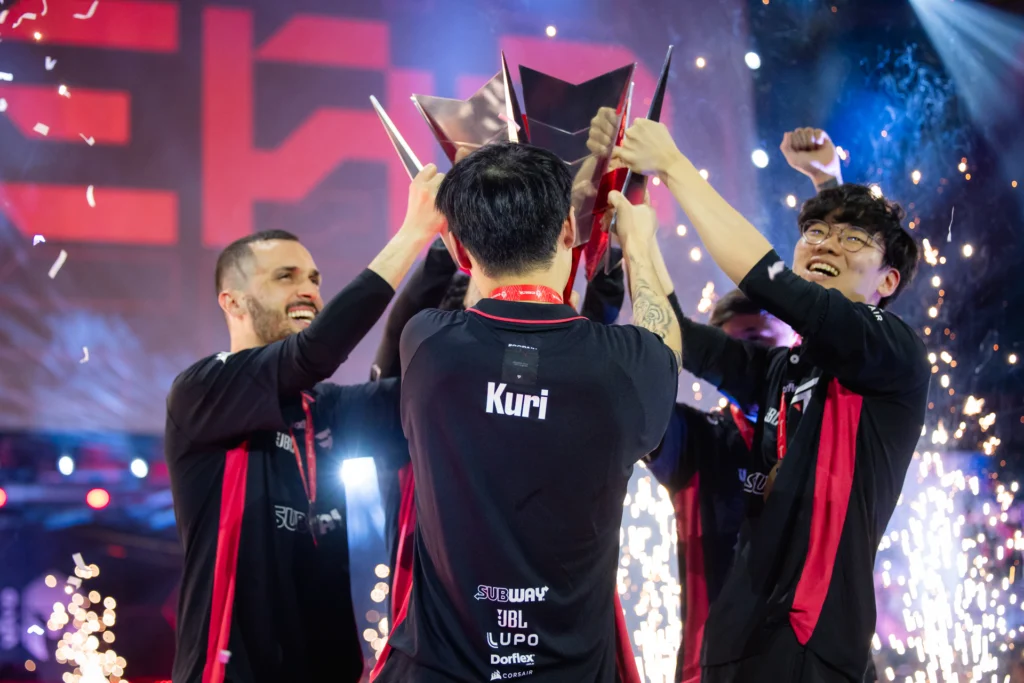 Equipe da paiN Gaming erguento troféu do CBLOL 2024
