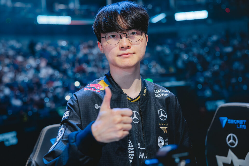 Lee "Faker" Sang-hyeok, jogador profissional de League of Legends que atua pela T1, fazendo sinal de positivo com a mão, considerado o GOAT do LoL