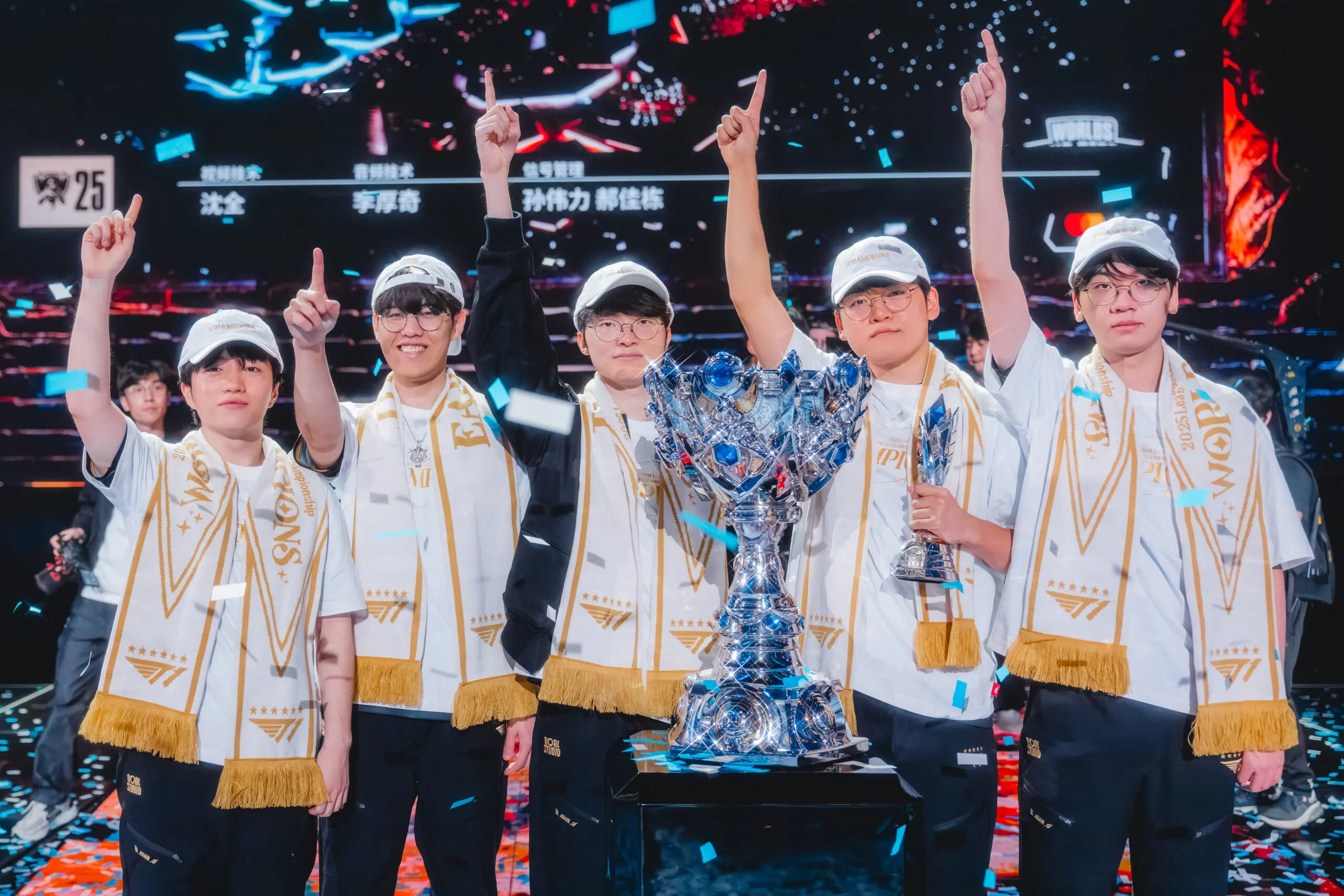 Equipe T1 com o troféu mundial de League of Legends