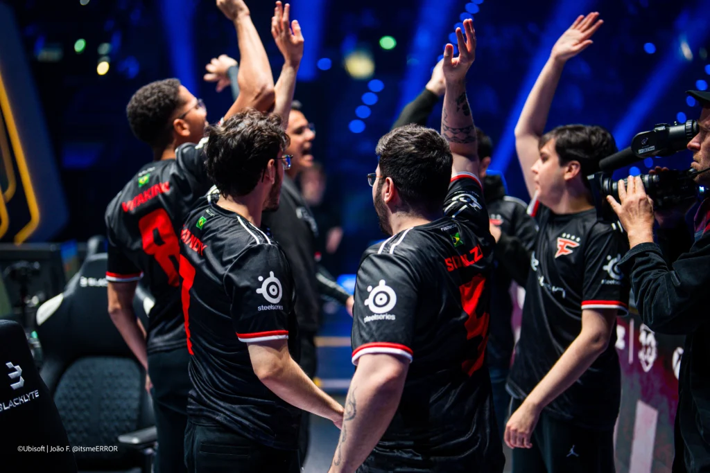 Jogadores profissionais da FaZe Clan de R6 comemorando em stage