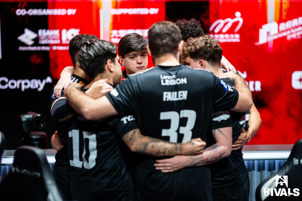 Time de CS2 da FURIA reunido no stage