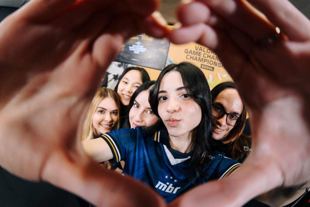 Equipe inclusiva do MIBR de VALORANT posa para foto