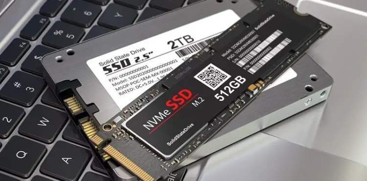 SSD sob teclado de notebook representando a pessoa que vai ensinar como limpar o espaço do SSD.