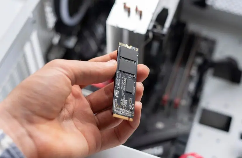 Pessoa indo colocar a peça de volta após aprender como limpar o SSD.