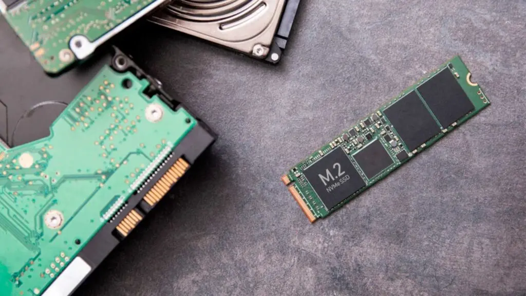 SSD sob mesa junto com outras peças de computador para representar como limpar o SSD.