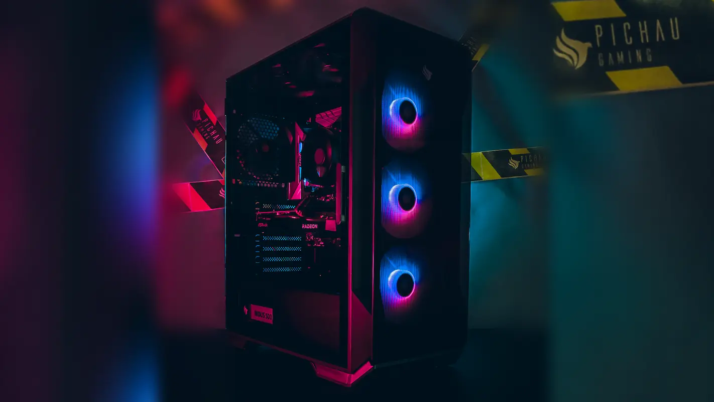 Computador gamer multi cores, azul e rosa.