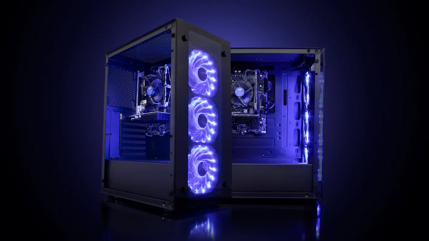 Gabinete preto com luzes RGB azuis e lateral em vidro.