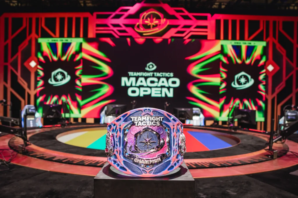 Troféu de campeonato de TFT em destaque no stage