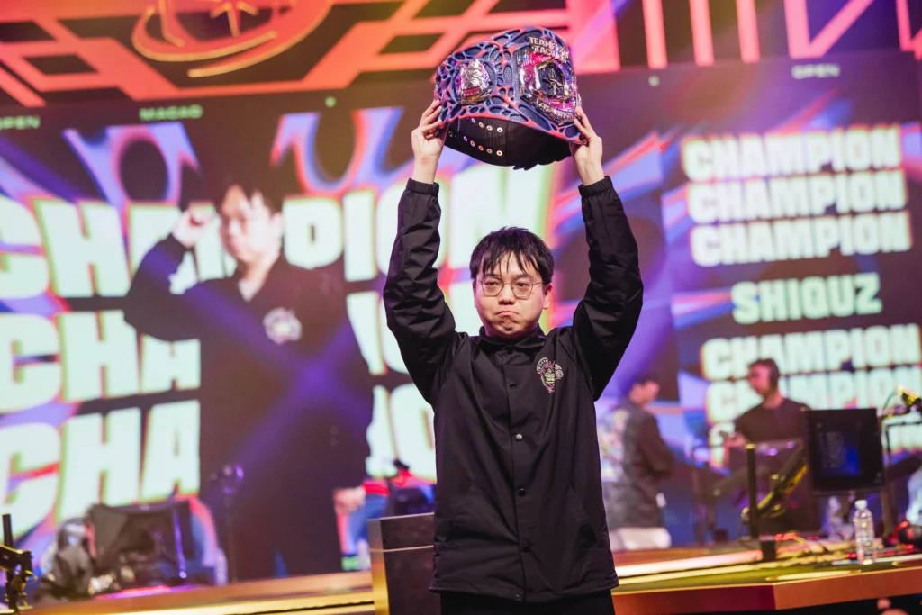 Jogador profissional ergue troféu