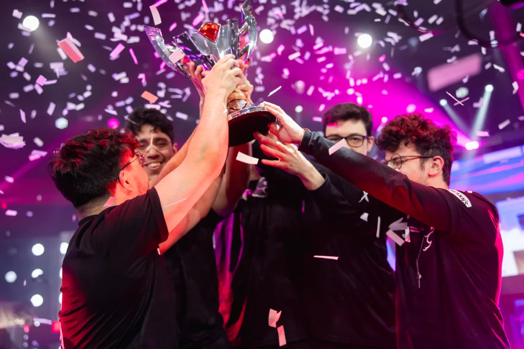 Todos os campeões da LTA Sul em 2025 3 Jogadores profissionais de League of Legends da FURIA comemorando o título no split 2 da LTA SUL