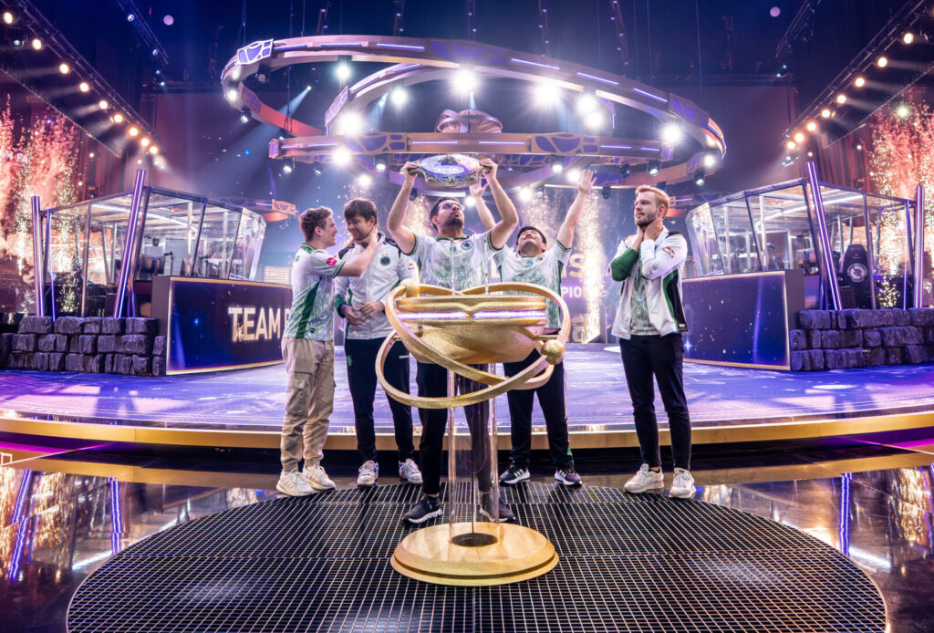 Time de Dota 2 da Team Falcons levando o troféu do The International 2025