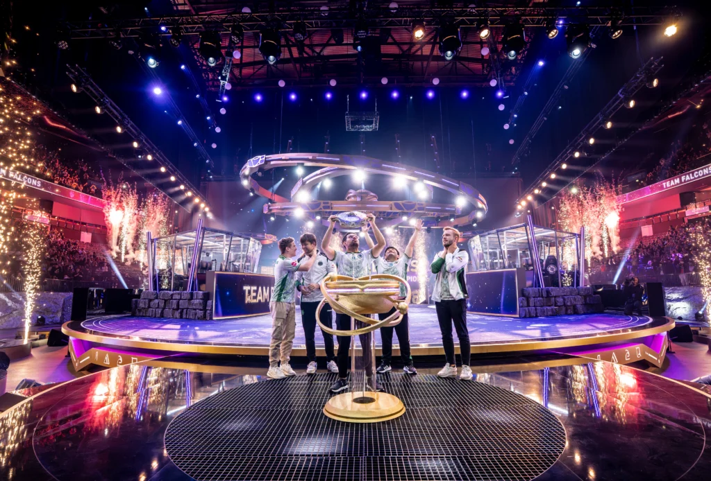 Time de Dota 2 da Team Falcons levando o troféu do The International 2025