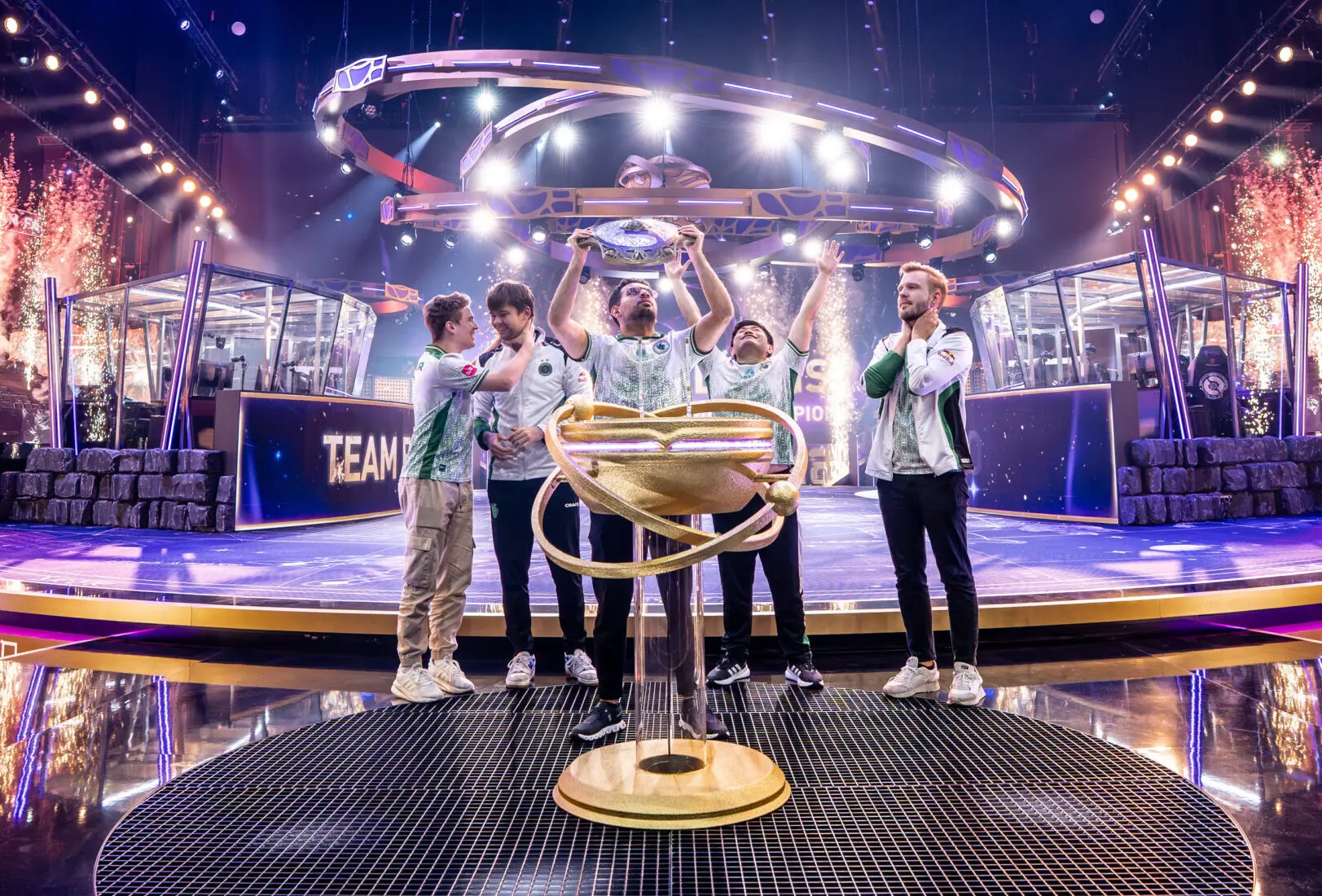 LoL: Campeão mundial está indo para o Dota 2? Entenda 2 Time de Dota 2 da Team Falcons levando o troféu do The International 2025