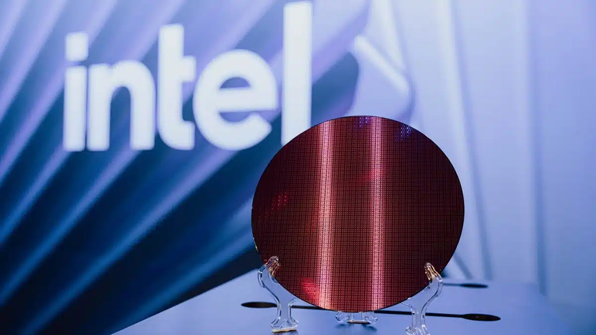 Intel garante compromisso com PCs mesmo enfrentando crise Intel Foundry wafer.jpg