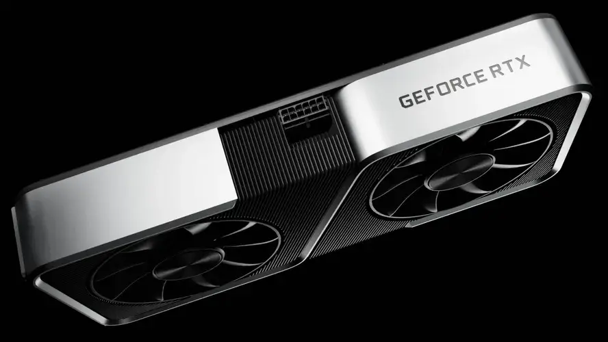 Placa de vídeo com foco na logo da GeForce RTX prateada com preto em fundo escuro.