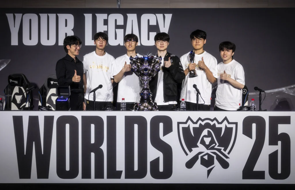 Time da T1 de League of Legends sendo entrevistado após vencer o Worlds 2025, o mundial da modalidade