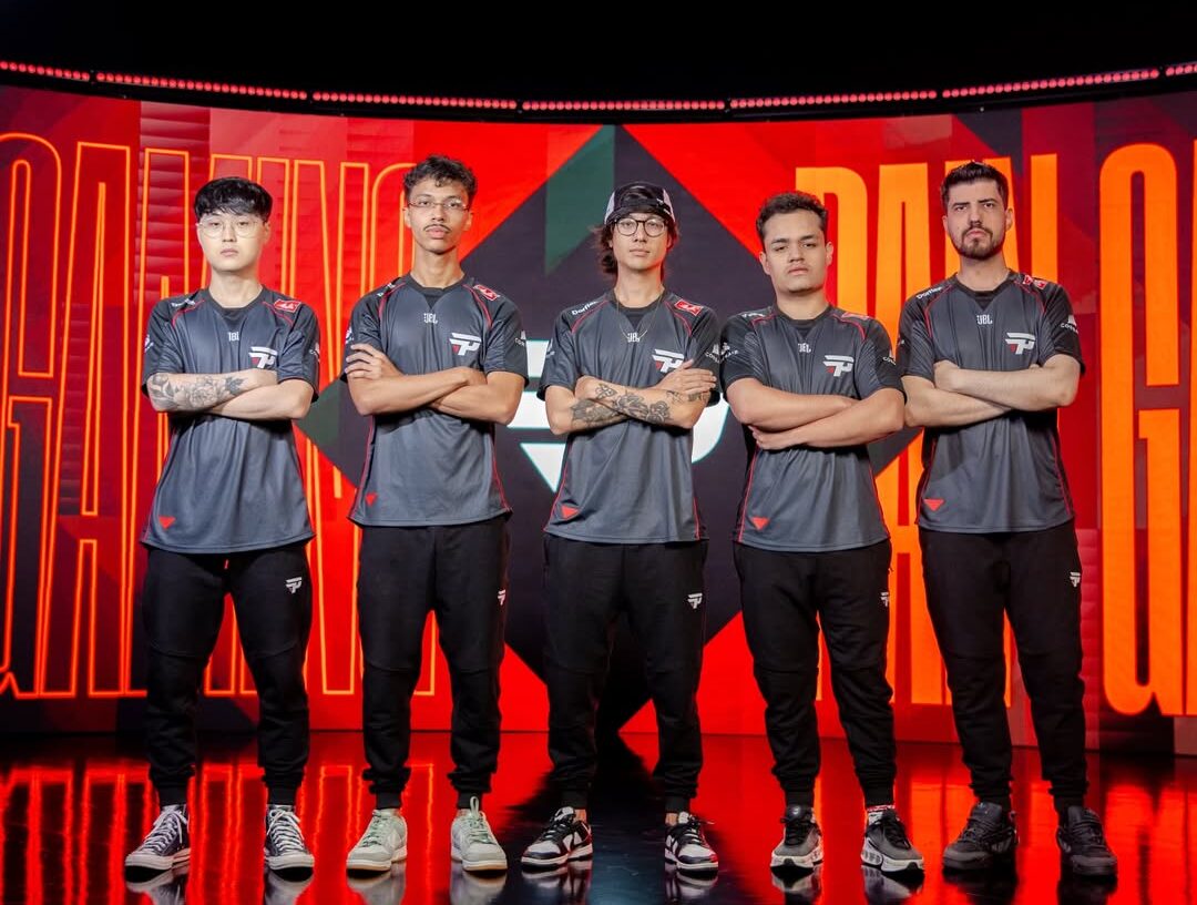 Kuri, Marvin, Tinowns, CarioK e Robo no estúdio da Riot Games em São Paulo