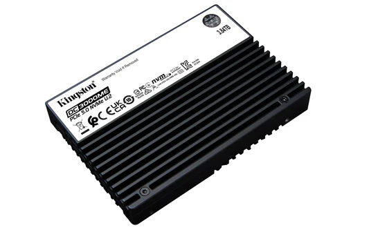 SSD no formato U.2 retangular.