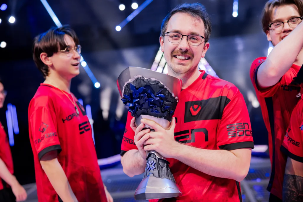 Adam "kaplan" Kaplan vestindo a camisa da Sentinels.