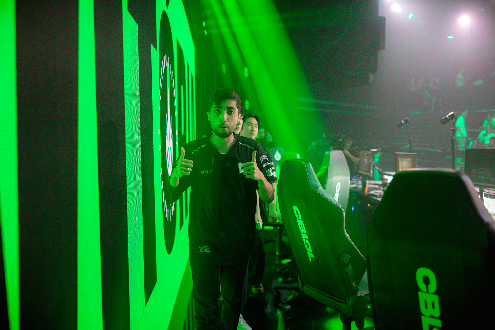 Jean Mago fazendo joinha no stage após terminar uma partida