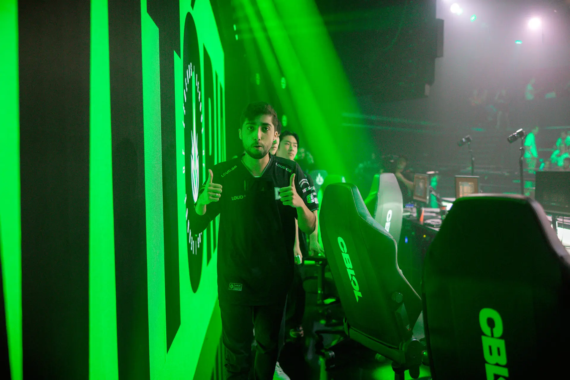 Jean Mago fazendo joinha no stage após terminar uma partida