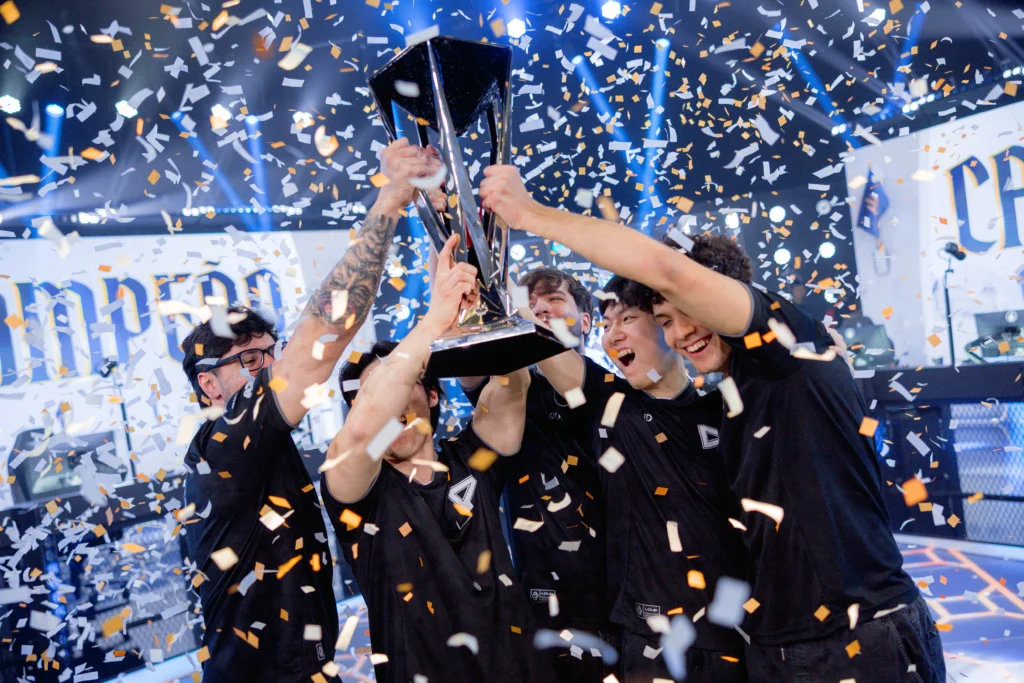 LoL: é real que o CBLOL terá duas vagas no mundial? E o MSI? 2 Time de League of Legends (LoL) da LOUD segurando o troféu da Copa CBLOL 2026.