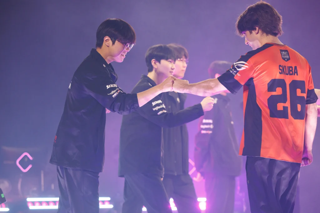 Jogadores da NRG e Nongshim RED Force se cumprimentando no VALORANT Masters Santiago.