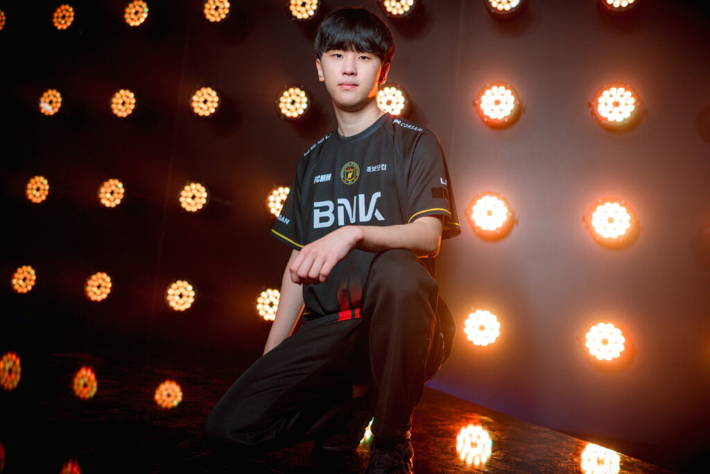 Jeon "Raptor" Eo-jin, jogador profissional de League of Legends (LoL) da BNK FearX. First Stand 2026.