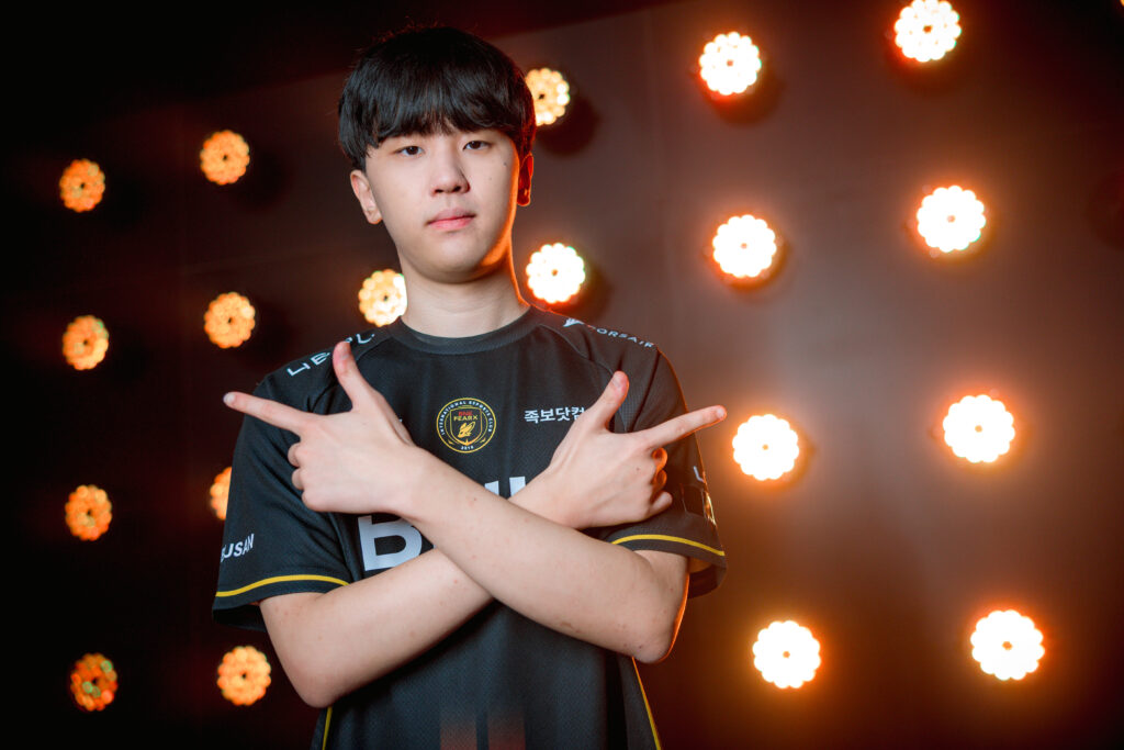 Jeon "Raptor" Eo-jin, jogador profissional de League of Legends (LoL) da BNK FearX. First Stand 2026.