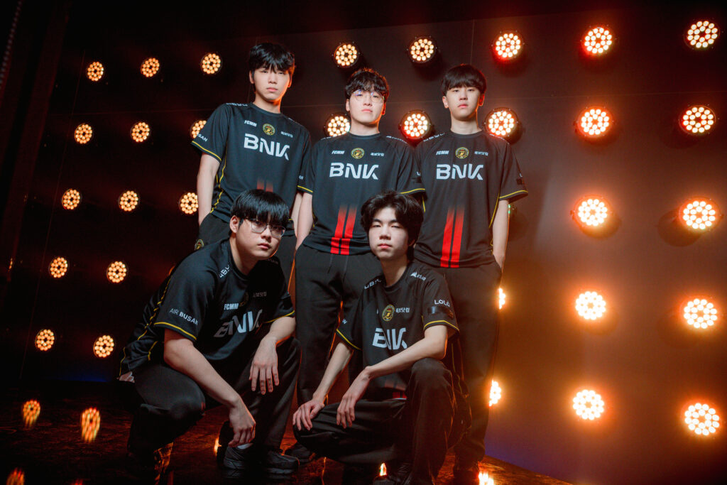 Time de League of Legends (LoL) da BNK FearX. First Stand 2026.