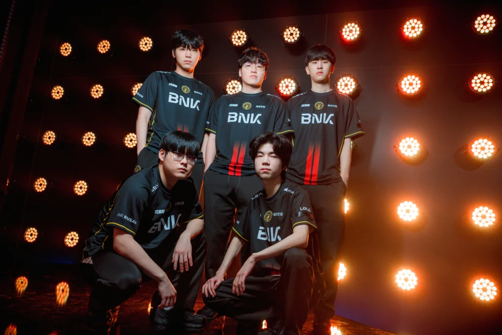 Time de League of Legends (LoL) da BNK FearX. First Stand 2026.