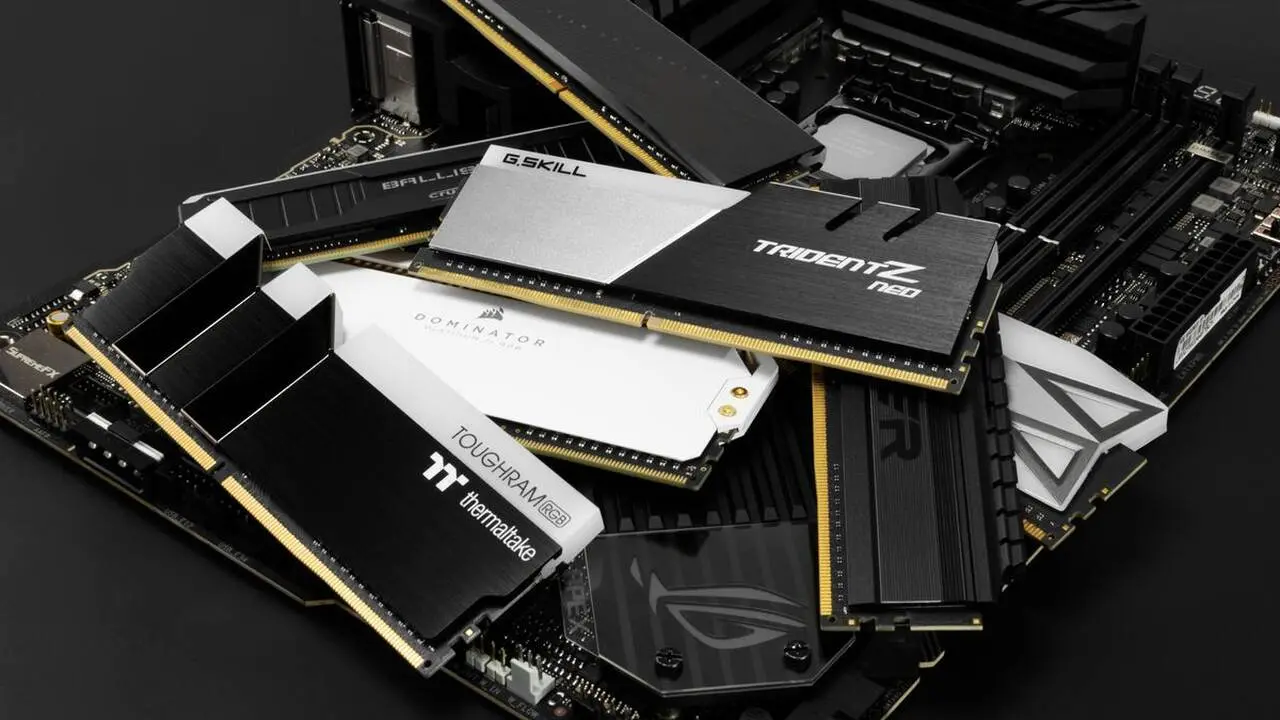 DDR5 explicado: desempenho, compatibilidade e upgrade 3 Vários módulos de memória RAM DDR5 sobre uma placa-mãe de computador.