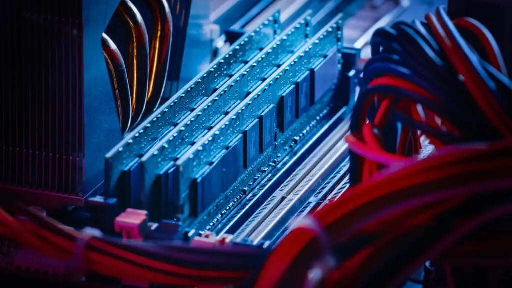 DDR5 explicado: desempenho, compatibilidade e upgrade 4 Quatro módulos de memória RAM instalados na placa-mãe de um computador.