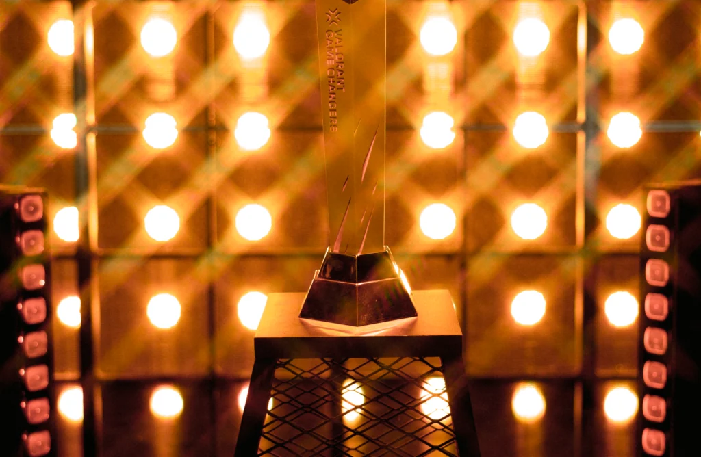 Troféu de edição passada (2025) do VALORANT Game Changers, competição do cenário inclusivo de VALORANT.
