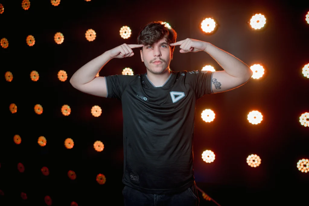 Ygor "RedBert" Freitas, jogador profissional de League of Legends (LoL) vestindo a camisa da LOUD no First Stand 2026.