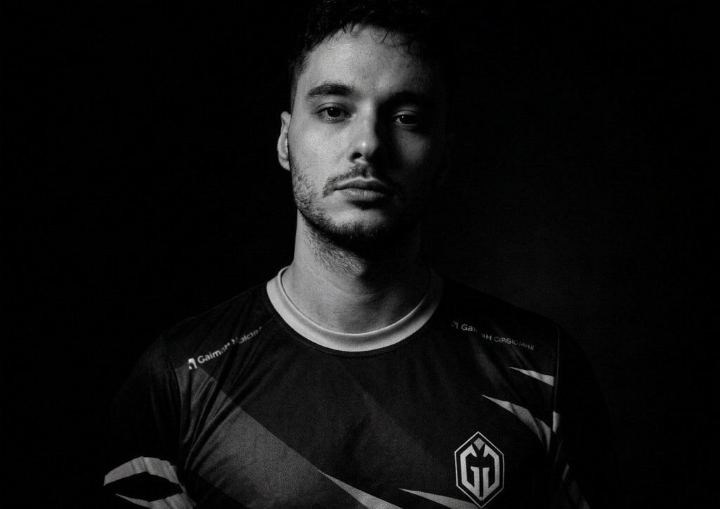 João "felps" Vasconcellos, jogador profissional de Counter-Strike 2 (CS2) vestindo a camisa da Gaimin Gladiators.