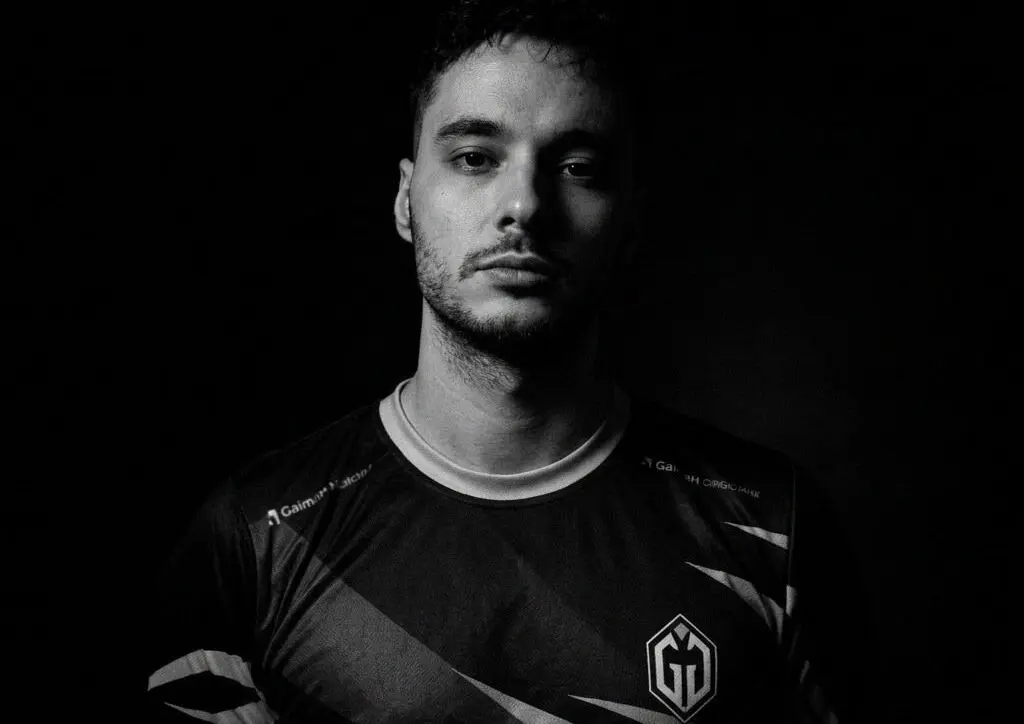 João "felps" Vasconcellos, jogador profissional de Counter-Strike 2 (CS2) vestindo a camisa da Gaimin Gladiators.
