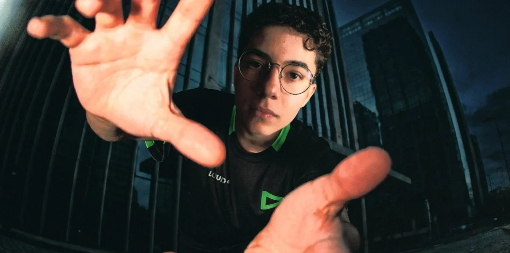 LOUD LoL apresenta novo suporte; Veja 2 Matheus "uZent" Ferreira, jogador profissional de League of Legends (LoL) vestindo a camisa da LOUD.