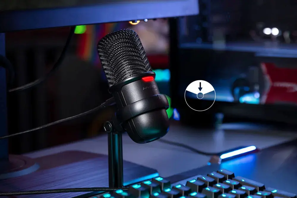Microfone preto para streamer junto ao setup.