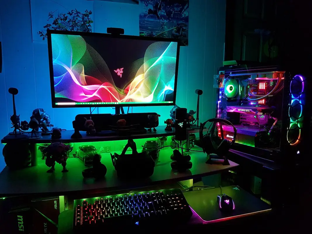 Setup gamer completo com iluminação RGB.