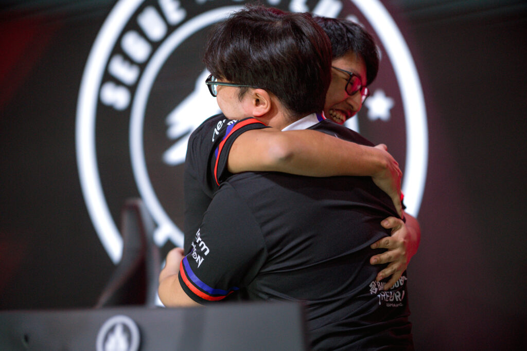 Cristian Sebastián "cody" Quispe Yampara e Jeong "BAO" Hyeon-woo, jogadores profissionais de League of Legends (LoL) do Fluxo W7M no CBLOL 2026 Split 1.