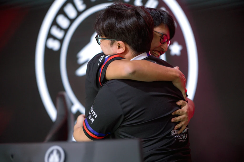 Cristian Sebastián "cody" Quispe Yampara e Jeong "BAO" Hyeon-woo, jogadores profissionais de League of Legends (LoL) do Fluxo W7M no CBLOL 2026 Split 1.