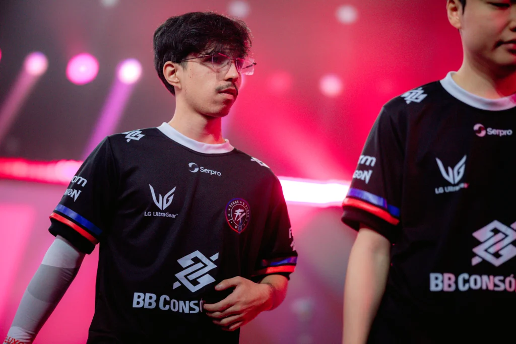 LoL: "Quero um bom duelo", diz curty sobre embate contra a RED 2 Pedro "curty" Curty, jogador profissional de League of Legends (LoL) do Fluxo W7M no CBLOL 2026 Split 1.