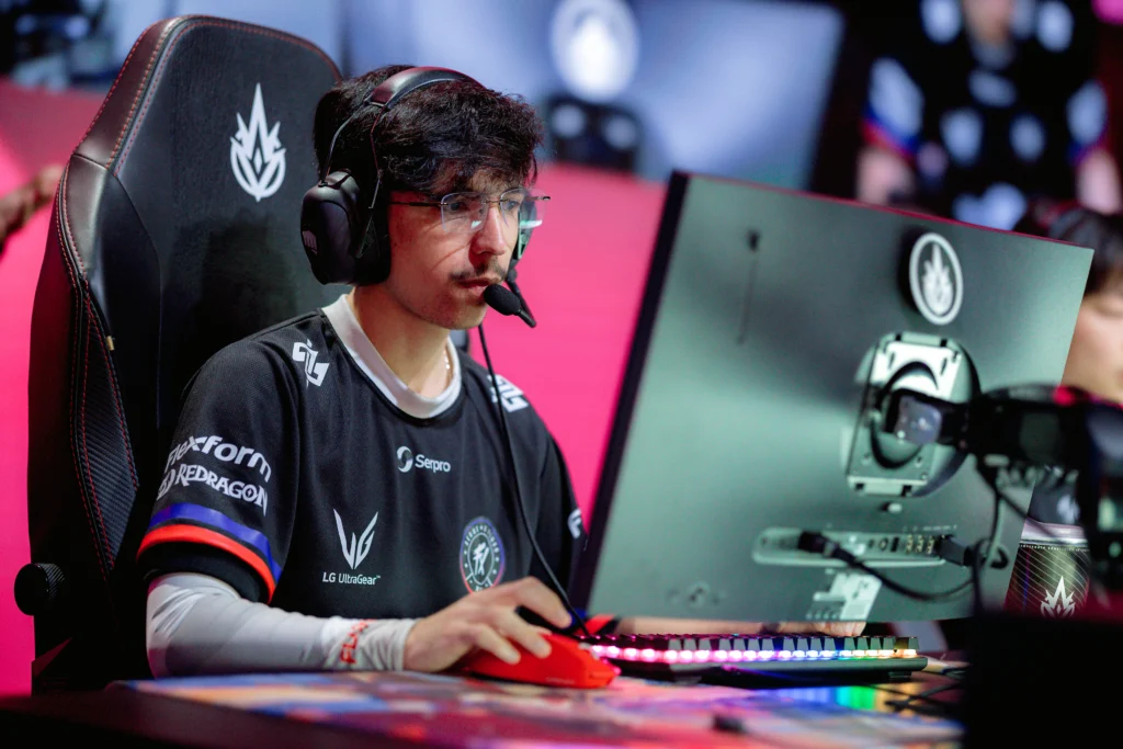 LoL: "Quero um bom duelo", diz curty sobre embate contra a RED 3 Pedro "curty" Curty, jogador profissional de League of Legends (LoL) do Fluxo W7M no CBLOL 2026 Split 1.