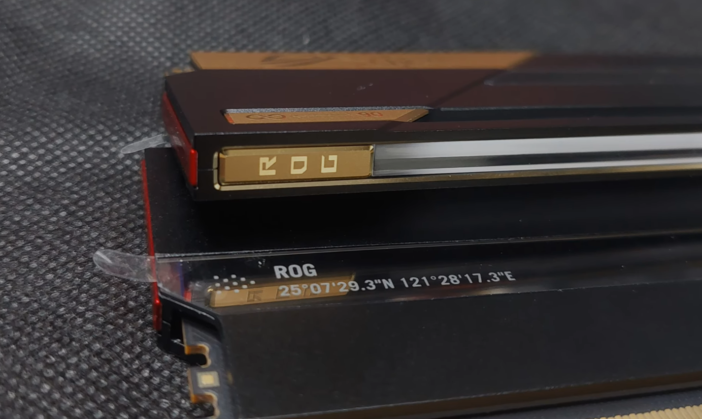 ASUS ROG entra no mercado de memórias Asus rog RAM.png