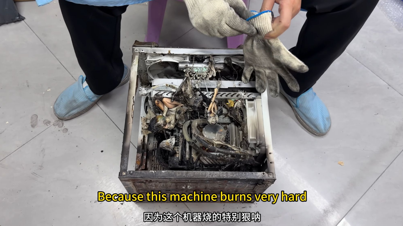 O destino improvável de um PC atingido por um raio Raio placa.png