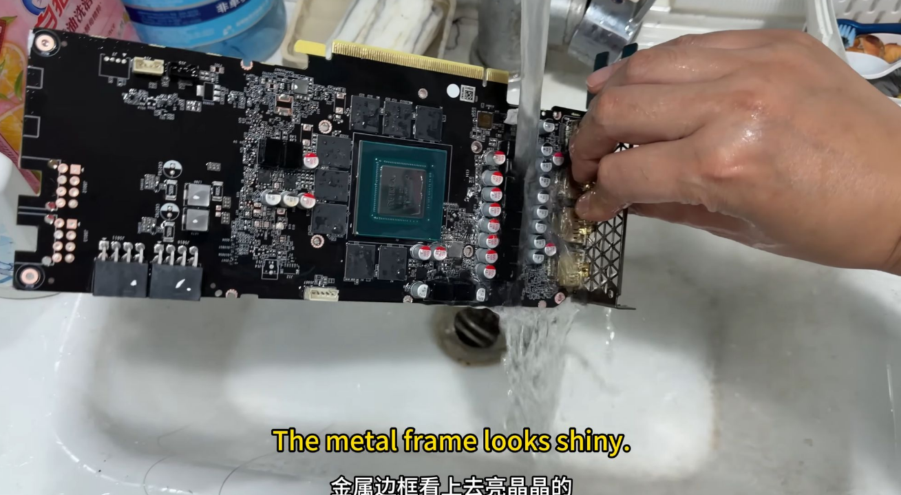 O destino improvável de um PC atingido por um raio agua ferv.png