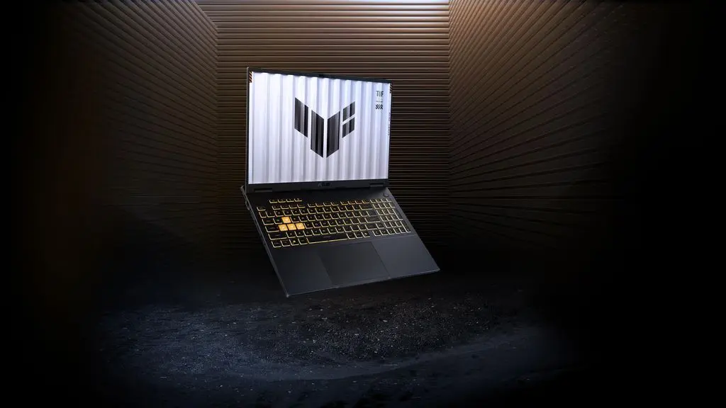 Notebook gamer em destaque com iluminação baixa.