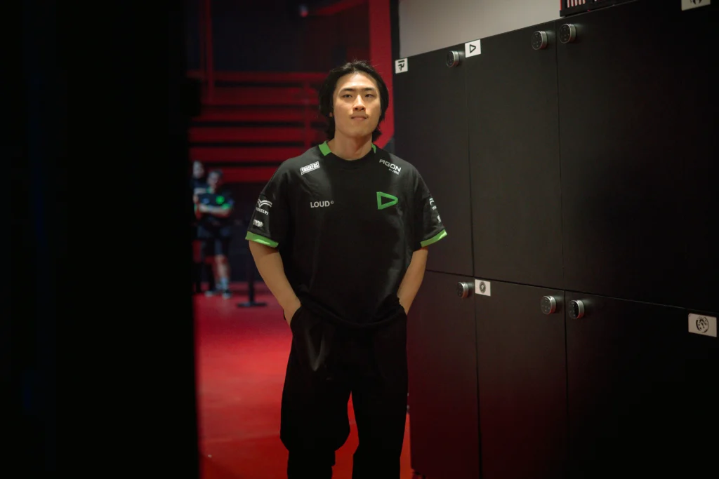 LoL: LOUD busca mudanças no elenco para o split 2 do CBLOL 3 Song "Bull" Seon-gyu, jogador profissional de League of Legends (LoL) vestindo a camisa da LOUD no CBLOL 2026 Split 1.